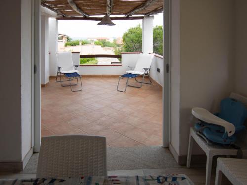 een kamer met stoelen en een patio bij Casa Relax in Siniscola