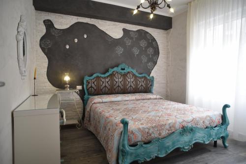 een slaapkamer met een bed met een groot hoofdeinde bij Suites Train Station Mestre in Mestre