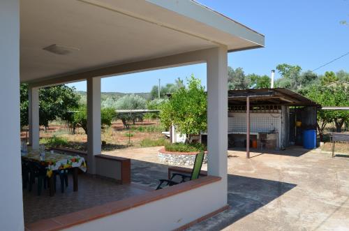 a view of a patio with a table and chairs at VILLA L&M in Floridia