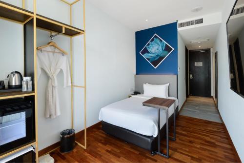Una cama o camas en una habitación de SAVV HOTEL
