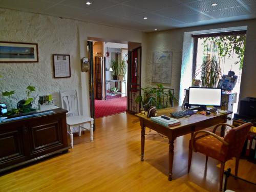 un soggiorno con scrivania e computer; di Hotel des Marquisats ad Annecy