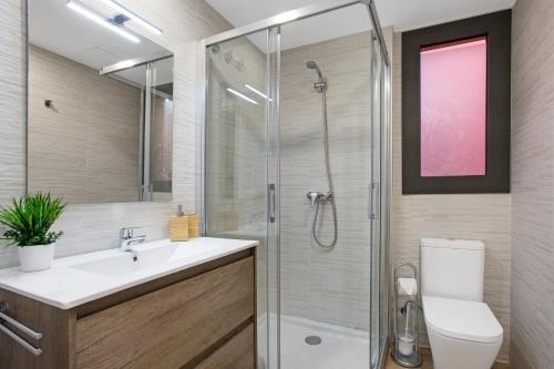 Et badeværelse på Stay U-nique Apartments Fabra i Puig
