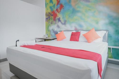 מיטה או מיטות בחדר ב-RedDoorz @ Beringin Jambi