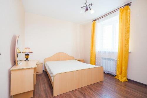 ノヴォシビルスクにあるNSK-Kvartirka, Apartment Marksa 11のベッドルーム1室(ベッド1台、鏡、窓付)