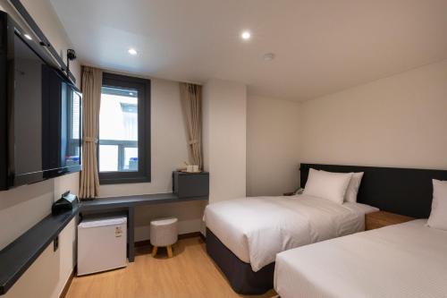 Postel nebo postele na pokoji v ubytování Hotel Firststay Myeongdong