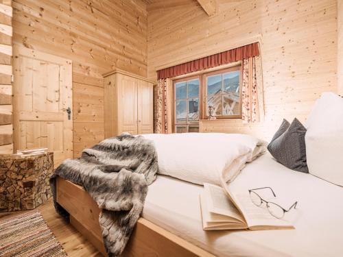 Ένα ή περισσότερα κρεβάτια σε δωμάτιο στο Feriendorf Joggler - Chalets nahe der Gondel