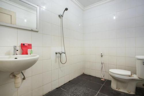Koupelna v ubytování RedDoorz @ Urip Sumoharjo