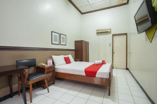 Tempat tidur dalam kamar di RedDoorz @ Urip Sumoharjo