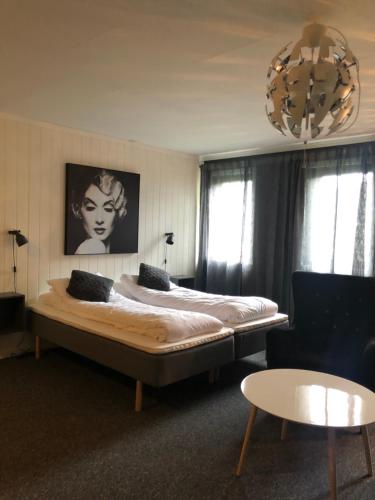 a bedroom with a large bed in a room at Mosjøen Romutleie - Sentrum 3 in Mosjøen