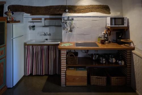 una pequeña cocina con encimera y fregadero en Casa Rural Caenia Grupos, en Traguntia