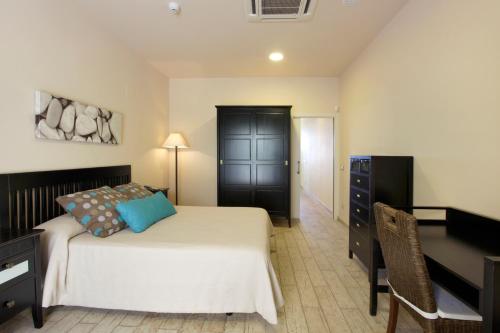 Giường trong phòng chung tại Cala Cristal by Pierre & Vacances Premium