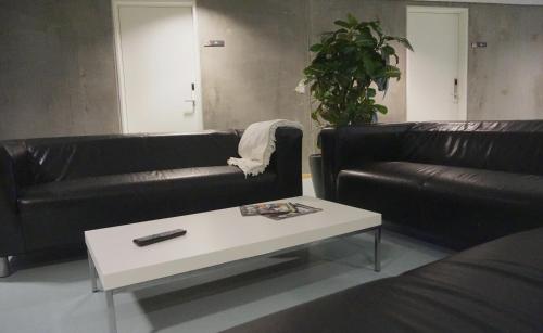 a living room with a couch and a coffee table at DBU Hotel & Kursuscenter in Aarhus