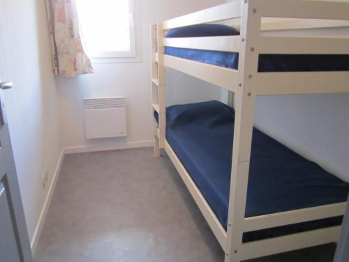 ein Schlafzimmer mit zwei Etagenbetten und einem Fenster in der Unterkunft 206 aix les bains in Aix-les-Bains