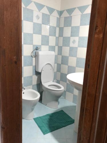 La salle de bains est pourvue de toilettes et d'un lavabo. dans l'établissement Emidio e Carmen, à Pescocostanzo