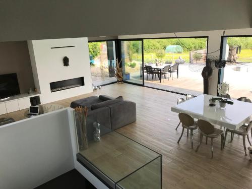 Photo de la galerie de l'établissement Villa de luxe avec piscine, vue imprenable, à Séné