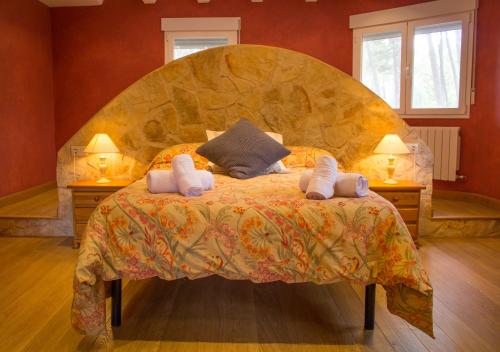 une chambre avec un grand lit avec des serviettes dessus dans l'établissement El Chalet del Pinar, à Cuenca