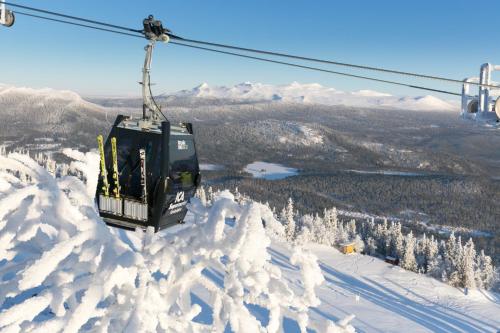 a ski lift going up a snow covered mountain at Hotell Funäsdalen in Funäsdalen