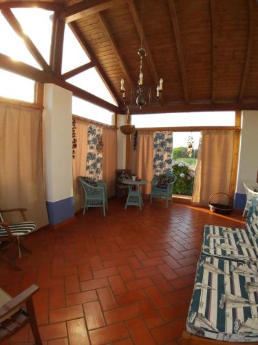 sala de estar con mesa, sillas y ventanas en MONTE SOL'AR DO FAROL by Stay in Alentejo, en Cavaleiro