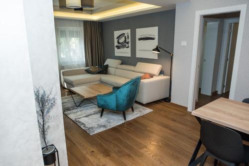 a living room with a couch and a table at Apartman Donner Centar IV in Subotica