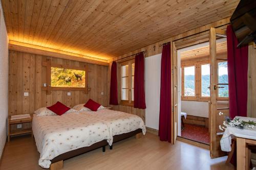 Postel nebo postele na pokoji v ubytování Hotel de Moiry Supérieur
