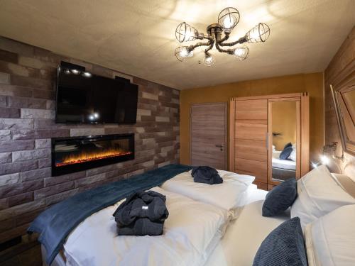 埃彭布倫的住宿－Ferienwohnung Altschloss，一间卧室设有两张白色的床和一个壁炉