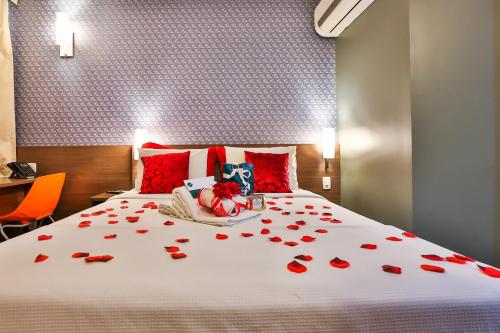 a bedroom with a bed with red roses on it at San Diego Express Barro Preto in Belo Horizonte