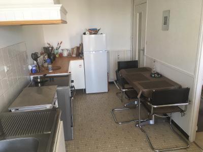 Il comprend une cuisine équipée de tables et d'un réfrigérateur blanc. dans l'établissement Les Couesnons, à Pontorson