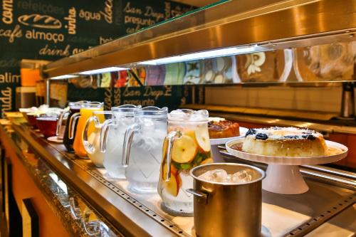 a buffet line with desserts and drinks in jars at San Diego Express Barro Preto in Belo Horizonte