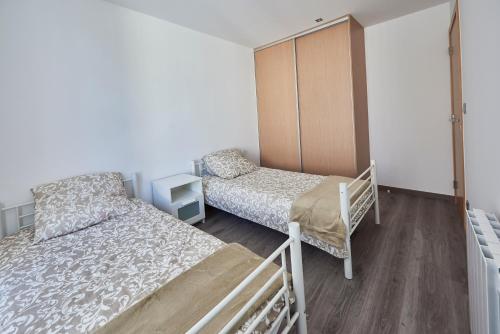 1 Schlafzimmer mit 2 Betten und einem Schrank in der Unterkunft APPARTEMENT T3 1er étage au calme, 6 couchages in Le Pin