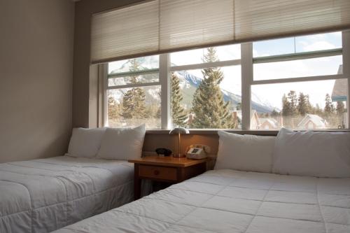 En eller flere senger på et rom på YWCA Banff Hotel