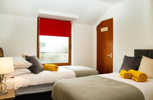 1 dormitorio con 2 camas y ventana en Carvetii - Kings House - 20mins to Edinburgh, en Inverkeithing
