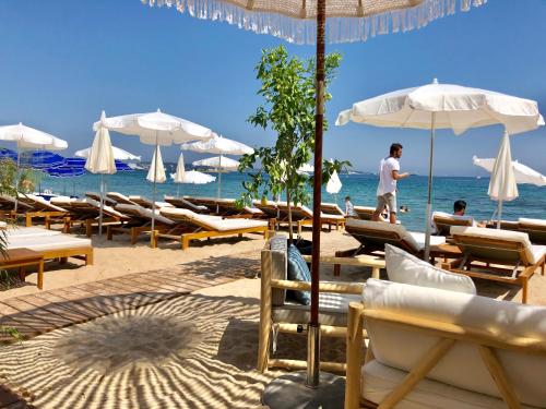 - une plage avec des chaises et des parasols et l'océan dans l'établissement L´Horizon, à Vallauris