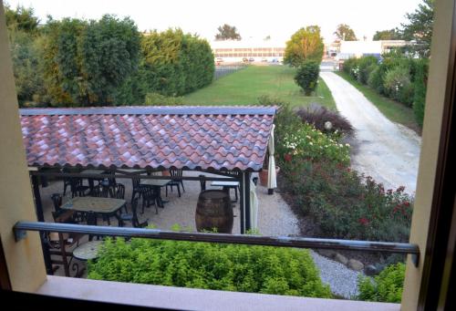 B&B La Ca Vecia في Soragna: شرفة مع طاولة وكراسي وحديقة