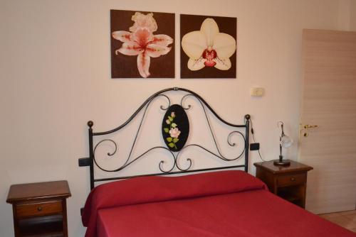 a bedroom with a bed with a red bedspread at B&B La Ca Vecia in Soragna
