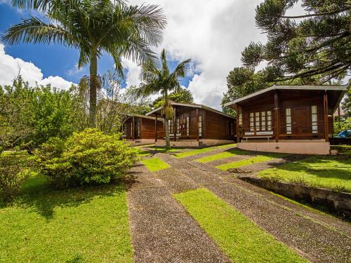 a house with a pathway leading up to it at Pousada Recanto São Benedito in Campos do Jordão