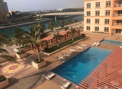 Bay la sun , Luxury apartment with nice view في King Abdullah Economic City: اطلالة علوية على مسبح في فندق