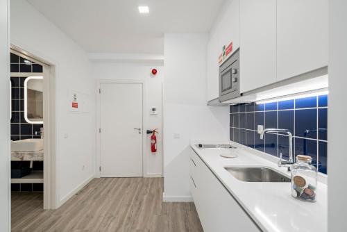 Dapur atau dapur kecil di Drapes Design Apartments by An Island Apart