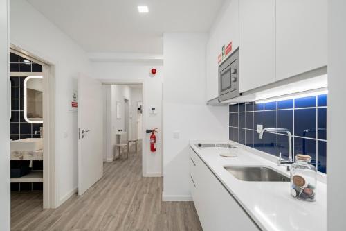 Dapur atau dapur kecil di Drapes Design Apartments by An Island Apart