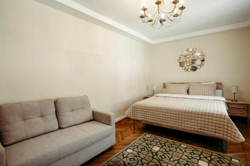 salon z łóżkiem i kanapą w obiekcie Green House Podul Minciunilor w Sybinie