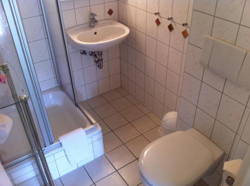 y baño con aseo y lavamanos. en Pension Seba, en Grevesmühlen