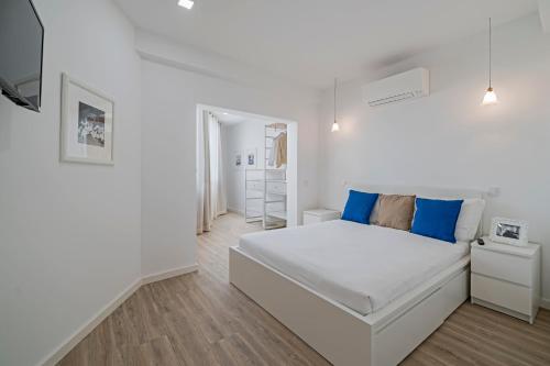 Katil atau katil-katil dalam bilik di Drapes Design Apartments by An Island Apart