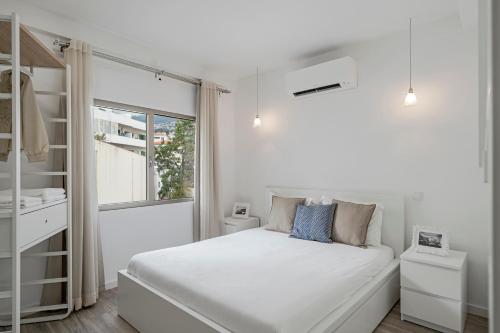 Katil atau katil-katil dalam bilik di Drapes Design Apartments by An Island Apart