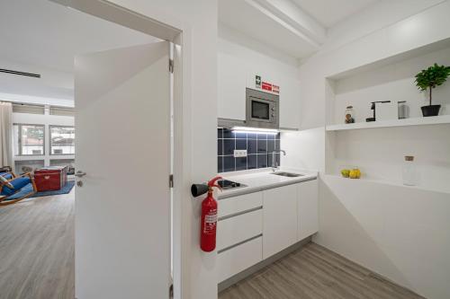 Dapur atau dapur kecil di Drapes Design Apartments by An Island Apart