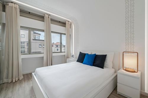 Katil atau katil-katil dalam bilik di Drapes Design Apartments by An Island Apart