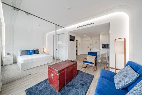 Ruang duduk di Drapes Design Apartments by An Island Apart