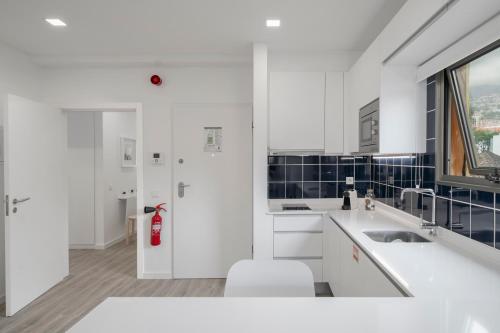 Bilik mandi di Drapes Design Apartments by An Island Apart