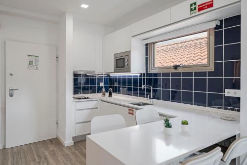 Dapur atau dapur kecil di Drapes Design Apartments by An Island Apart