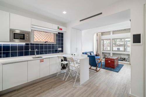 Dapur atau dapur kecil di Drapes Design Apartments by An Island Apart