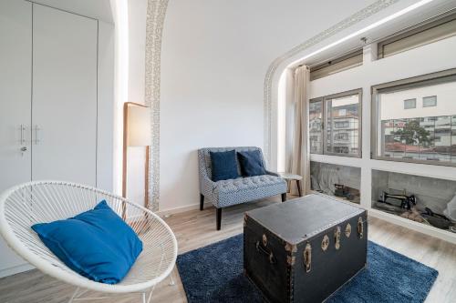 Ruang duduk di Drapes Design Apartments by An Island Apart