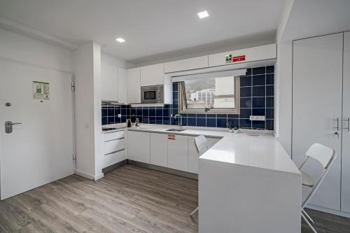 Dapur atau dapur kecil di Drapes Design Apartments by An Island Apart